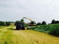 Zwei landwirtschaftliche Erntemaschinen fahren auf Feldstück