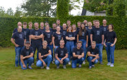 Gruppenbild der Auszubildenden und der Geschäftsführung der Firma Wiedl. 