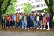 24 neue Studierende hinter dem Amtsgebäude