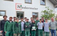 Gruppenbild der Azubis und Geschäftsführung vor dem Firmengebäude der Firma Niedermeier. 