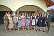 Gruppenbild der Absolventinnen vor Gebäude