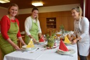 Drei Studierende beim Tisch decken