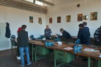 Mehrere Personen stehen um einen Tisch