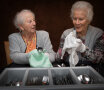 2 Seniorinnen polieren Besteck