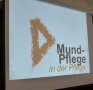 Leinwandprojektion mit Aufschrift "Mundpflege im Alter"