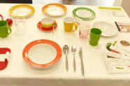 Teller, Tassen und Besteck auf einem Tisch