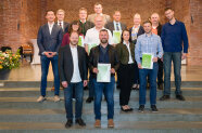 Gruppenbild auf Treppe in Veranstaltungsraum