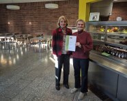 2 Personen stehen nebeneinander