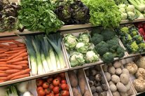 Unterschiedliche Gemüsesorten an Verkaufsstand