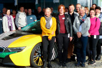 Teilnehmergruppe mit Fahrzeug