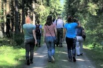 Frauengruppe im Wald