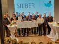 Ehrengäste und Traudi Siferlinger bei der Preisübergabe an Eppenschlag auf der Bühne