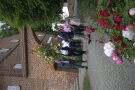 Kreisfachberater Bernd Hofbauer leitet die Ehrengäste der Auftaktveranstaltung Tag der offenen Gartentür in den Hof