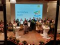 Bezirkskommissionen mit Ehrengästen und Traudi Siferlinger auf der Bühne "Unser Dorf..."