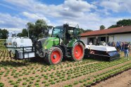 Fendt-Geräteträger mit Doppeltanksystem im Frontanbau und Modulen am Heck.