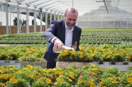 Europaabgeordneter Manfred Weber tauft in Niederbayern die Pflanze des Jahres.