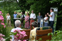 Grußwortredner und Gäste beim Auftakt zum Tag der offenen Gartentür im Garten in Ihrlerstein.