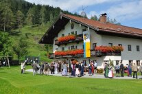 Dorfgemeinschaft Niederaudorf am Bereisungstag des Dorfwettbewerbes vor einem regional typischen Haus