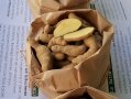 Aufgeschnittene Kartoffeln in Papiertüte