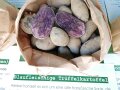 Aufgeschnittene Kartoffeln in Papiertüte