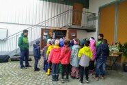 Die Schüler der Klasse 2 d der Grundschule Vilsbiburg stehen im Hof vor vor einem Gebäude.