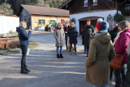 Teilnehmergruppe auf dem Bauernhof