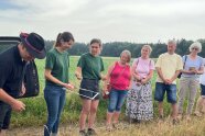 Teilnehmer und Referentinnen auf dem Feldrand