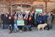 Personengruppe im Freien vor einem Gebäude