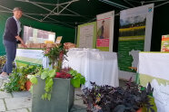 Person steht an einem Messestand