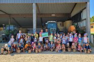 Gruppenfoto der Schülerinnen und Schüler vor landwirtschaftlicher Halle 