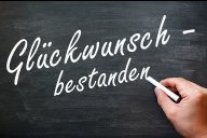 Tafel mit Schriftzug Glückwunsch - bestanden