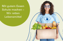 Mädchen hält einen Karton mit Lebensmitteln