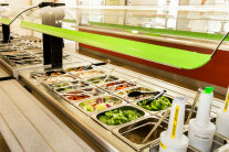Salatsorten in Metallbehältern einer Theke 