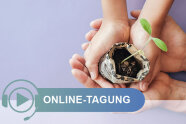 Hände halten ein Pflänzchen in Zeitungspapier gewickelt.